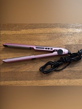 🎀Conair The Power of Pink Infiniti hair straightener.